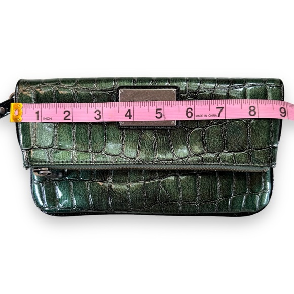 Simply Vera Wang Crocodile Green Wristlet foldover purse EUC faux croc - Picture 5 of 12